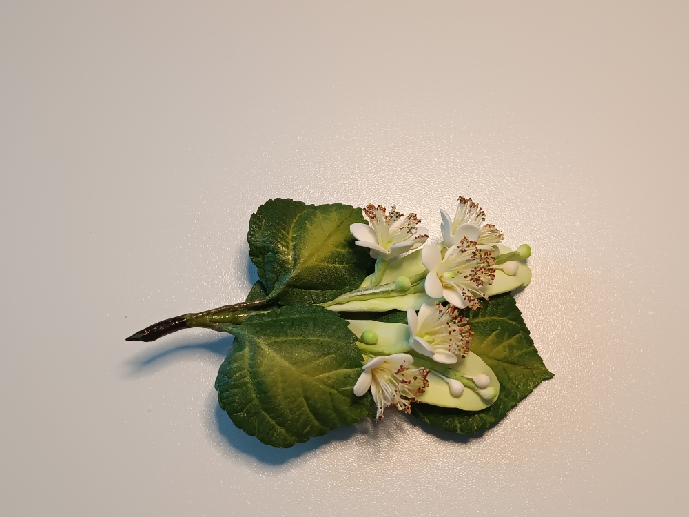 Брошь из фоамирана «Веточка липы»