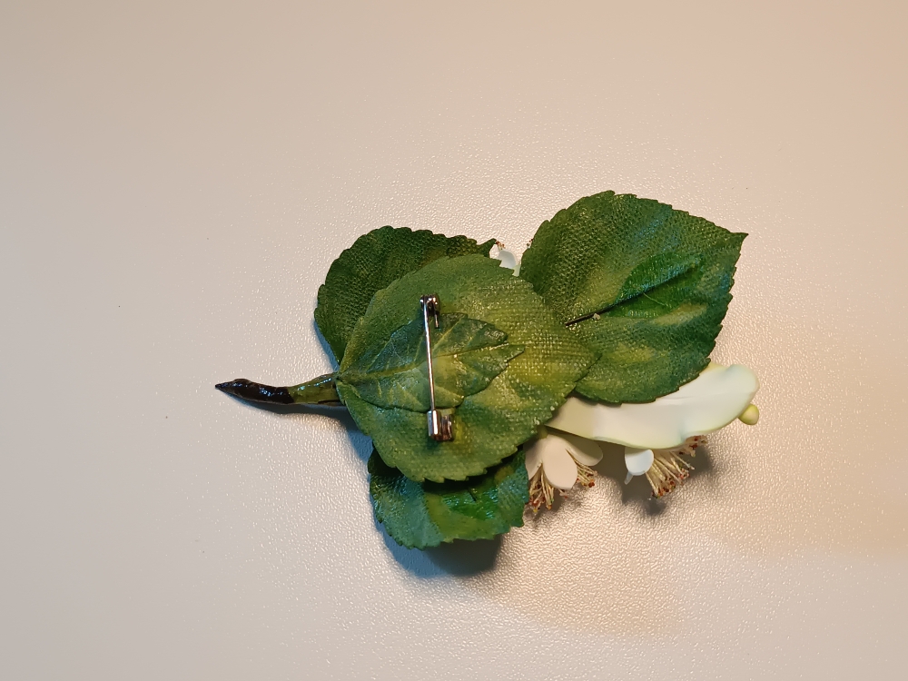 Брошь из фоамирана «Веточка липы»