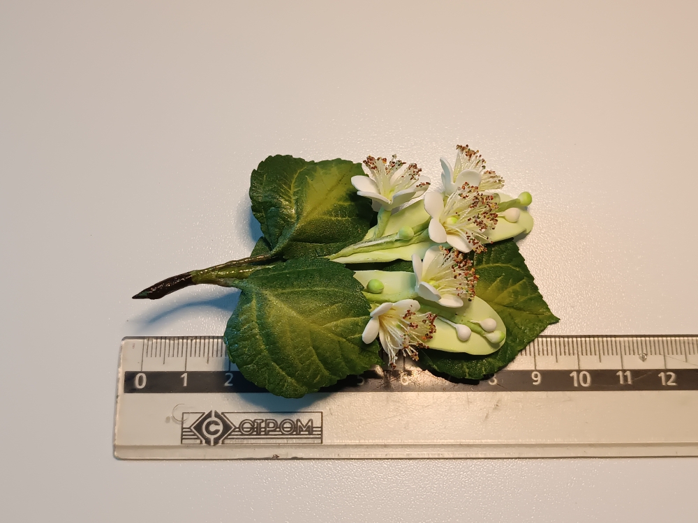 Брошь из фоамирана «Веточка липы»