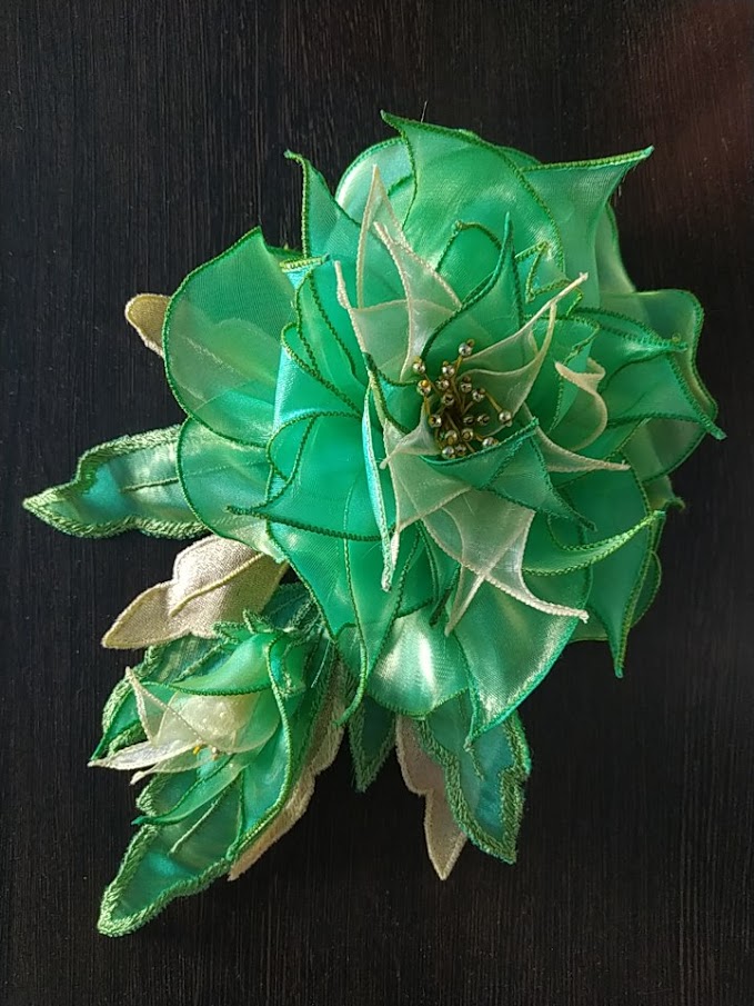 Цветок-брошь