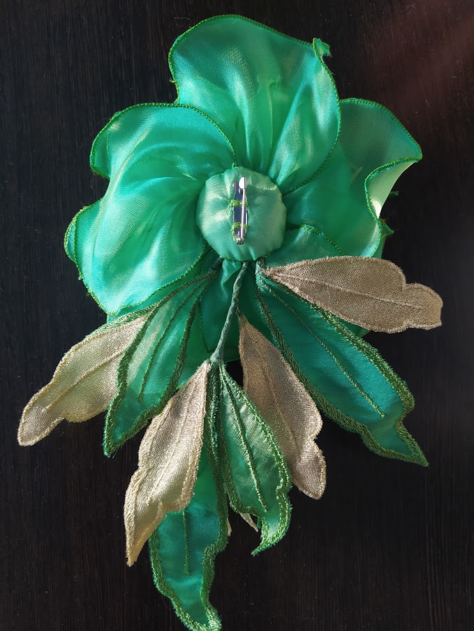 Цветок-брошь