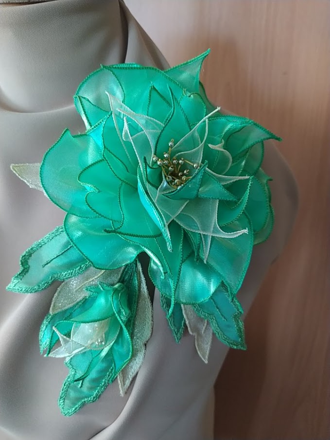 Цветок-брошь