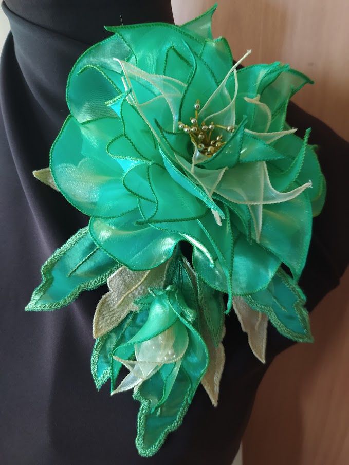 Цветок-брошь