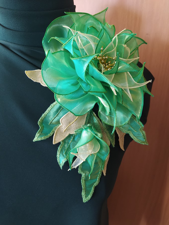 Цветок-брошь