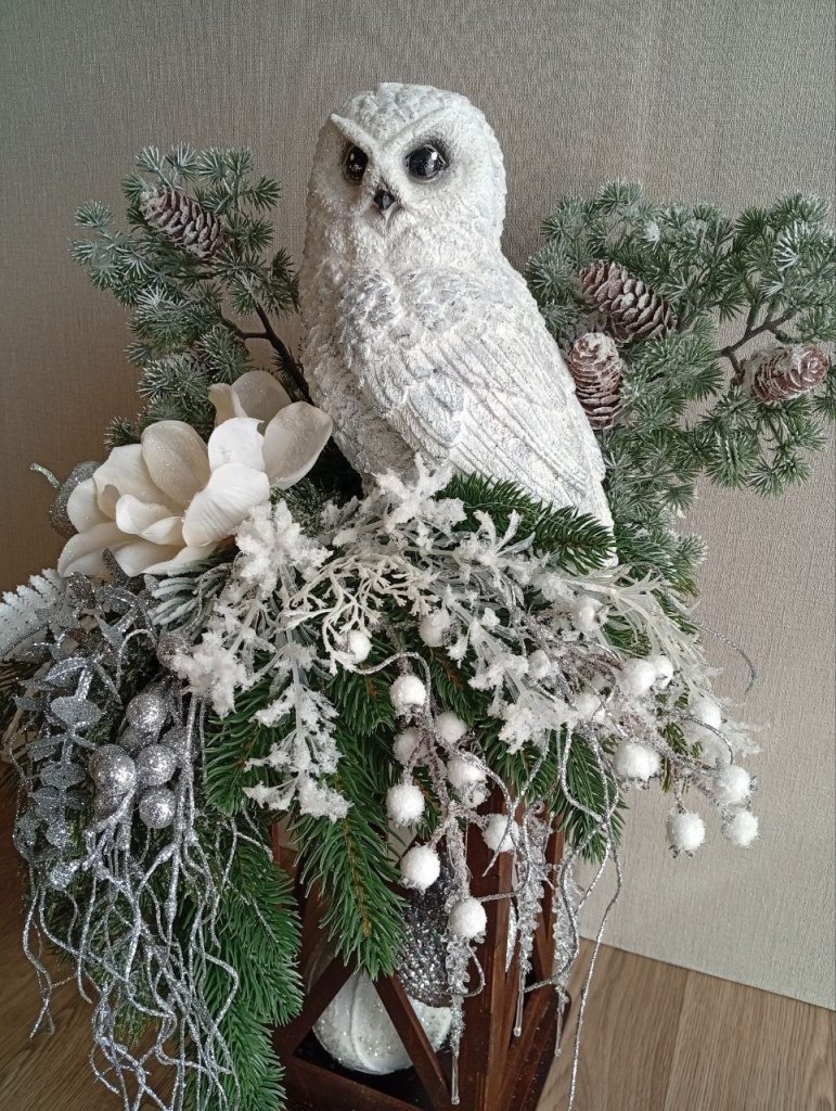 Сова на новогоднем фонаре