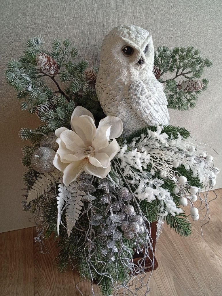 Сова на новогоднем фонаре