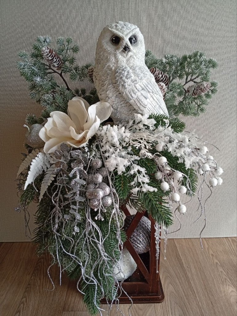Сова на новогоднем фонаре