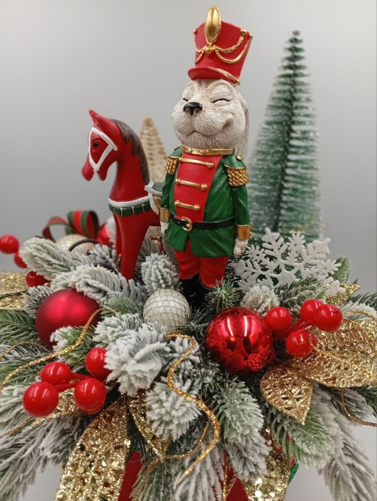 Заяц-гвардеец с лошадкой