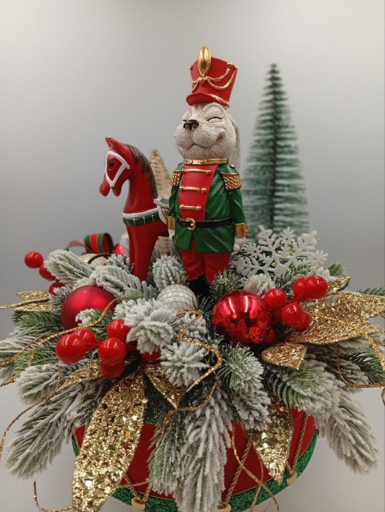 Заяц-гвардеец с лошадкой