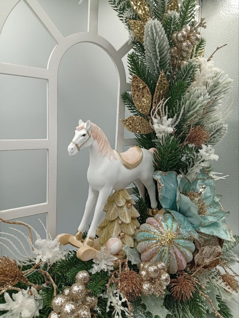 Новогоднее окно с лошадкой