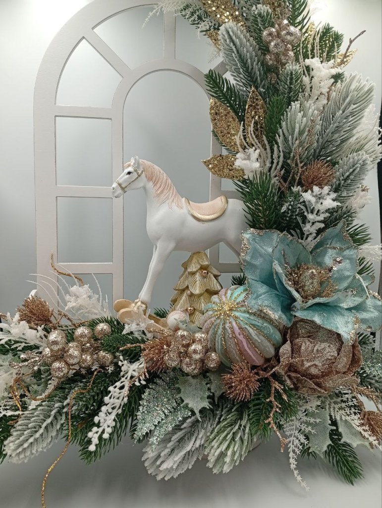 Новогоднее окно с лошадкой