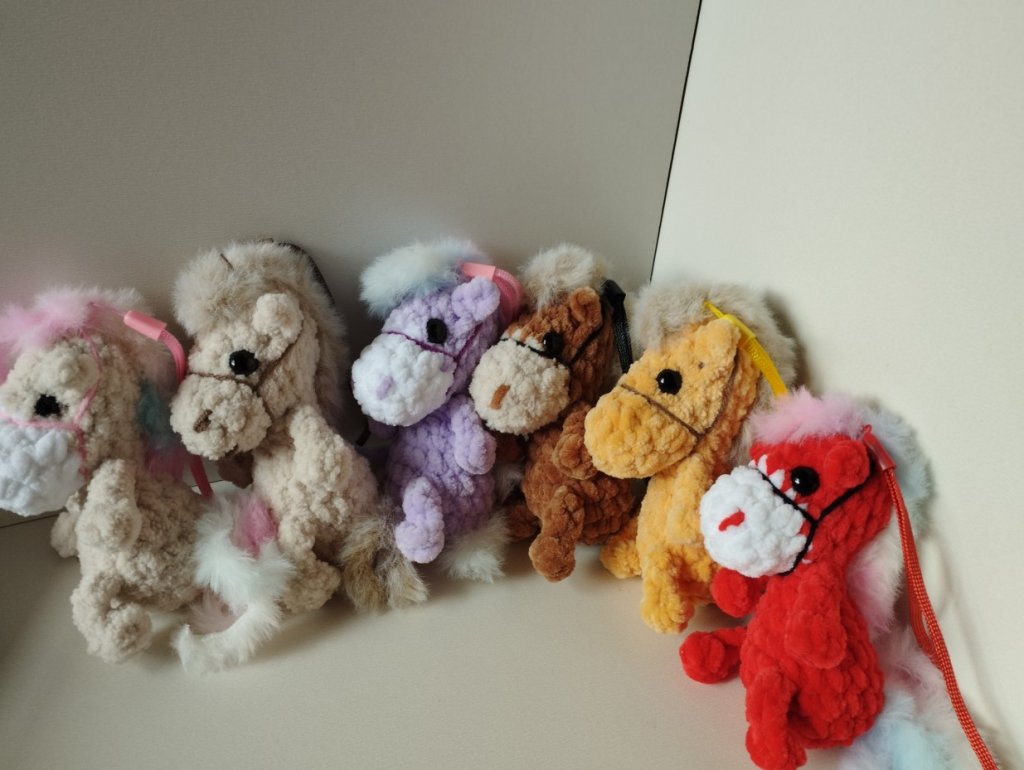 Вязаные игрушки. Брелок символ 2025 года. Лошадка