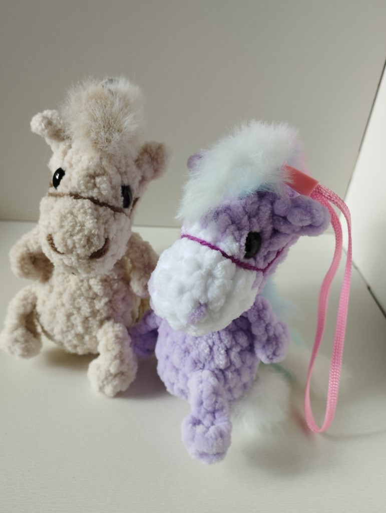 Вязаные игрушки. Брелок символ 2025 года. Лошадка