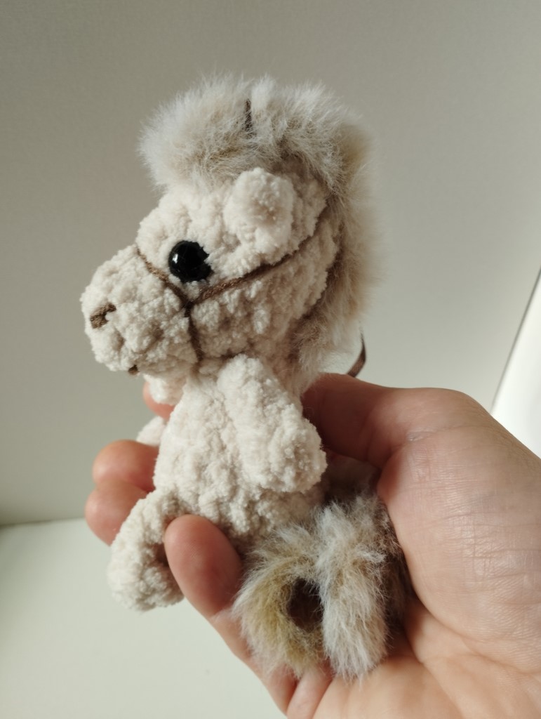 Вязаные игрушки. Брелок символ 2025 года. Лошадка