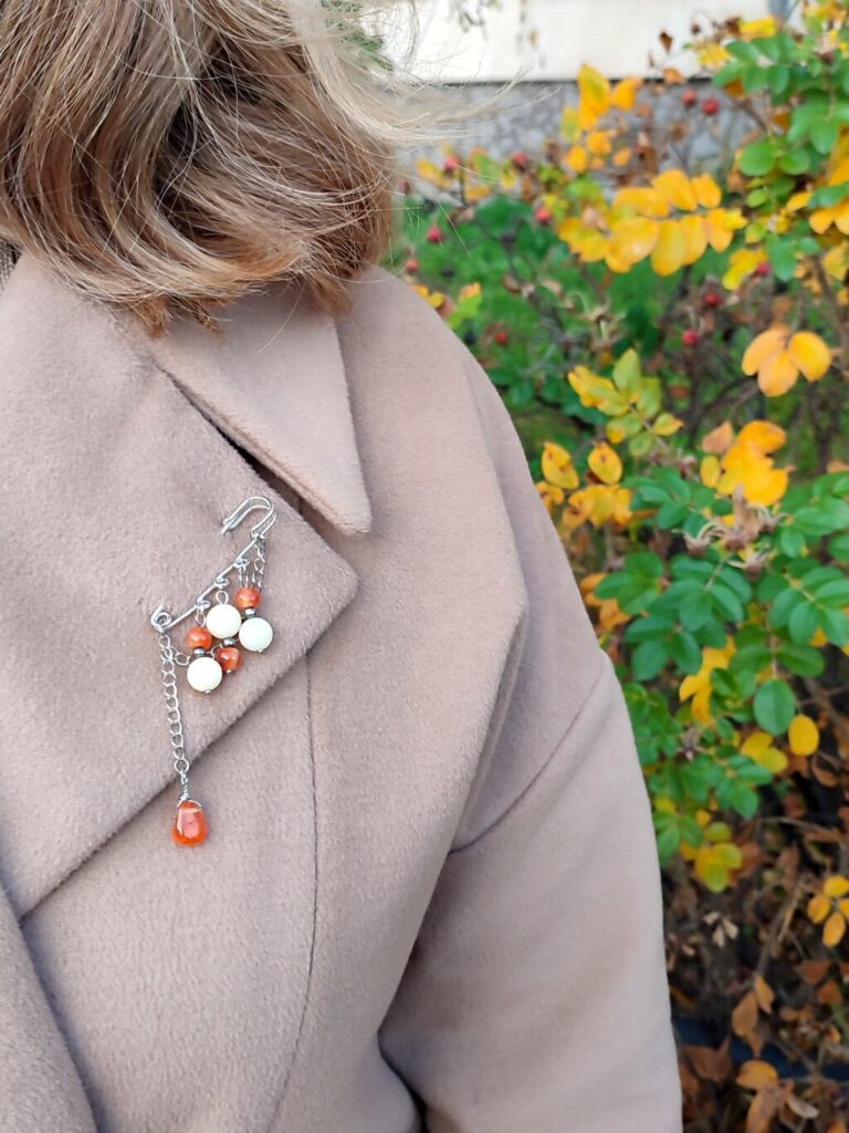 Булавка-брошь с агатом и сердоликом