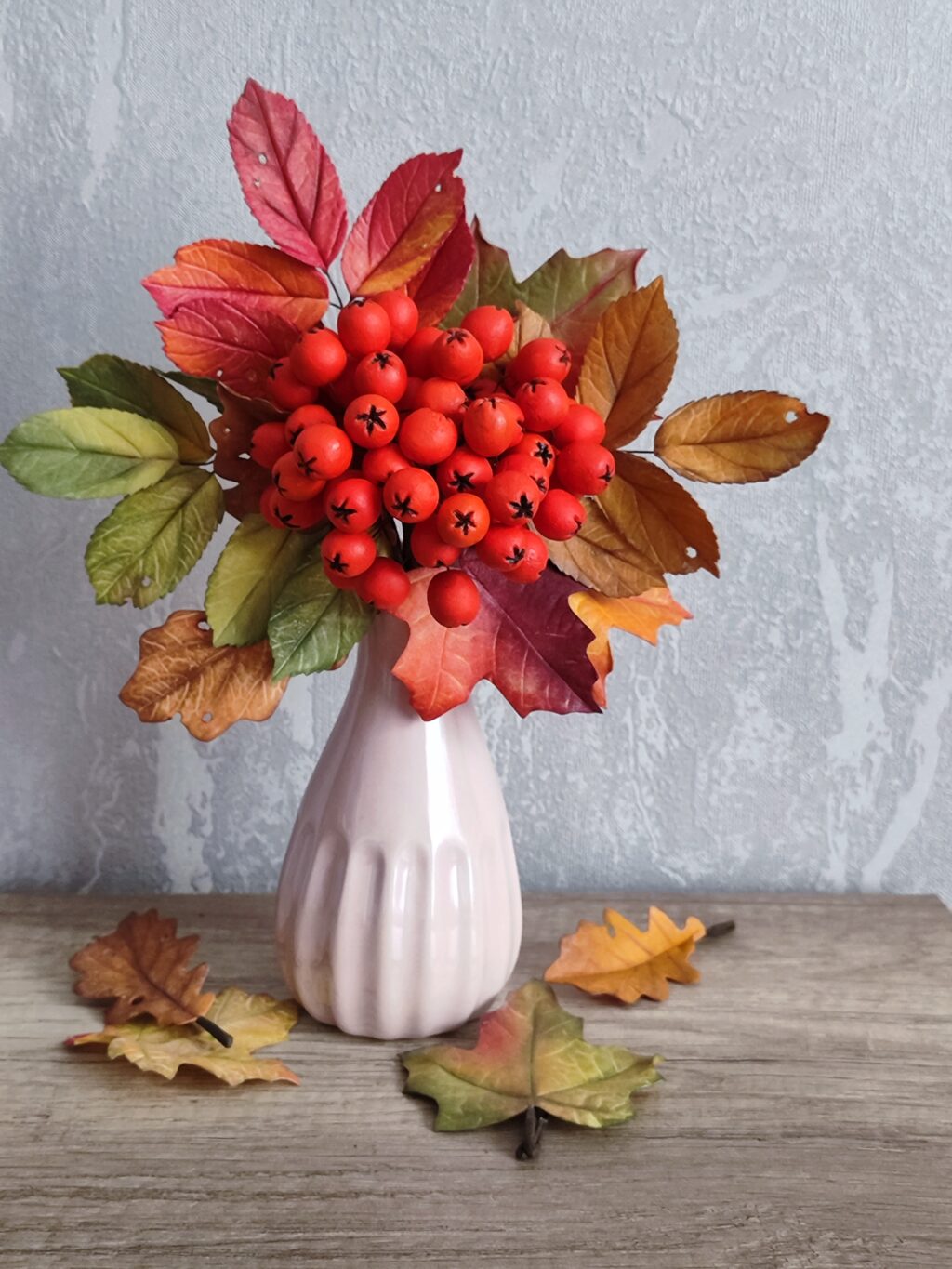 Ветка рябины с осенними листьями.