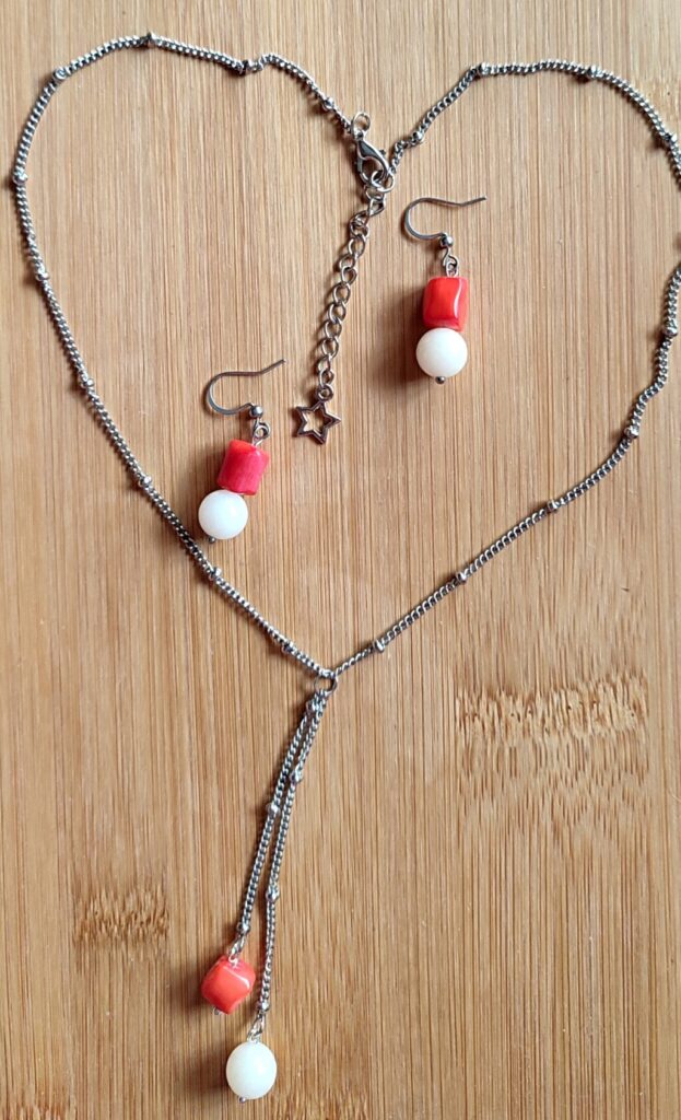 Комплект бижутерии из серёжек и колье с кораллом и агатом