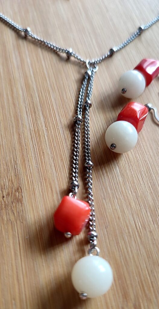 Комплект бижутерии из серёжек и колье с кораллом и агатом