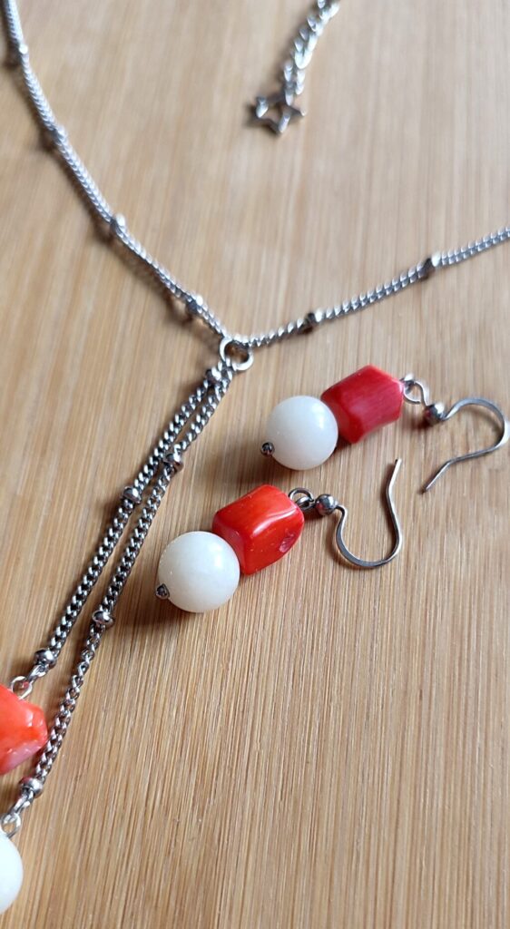 Комплект бижутерии из серёжек и колье с кораллом и агатом