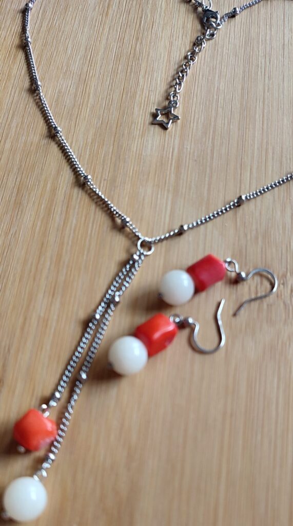 Комплект бижутерии из серёжек и колье с кораллом и агатом