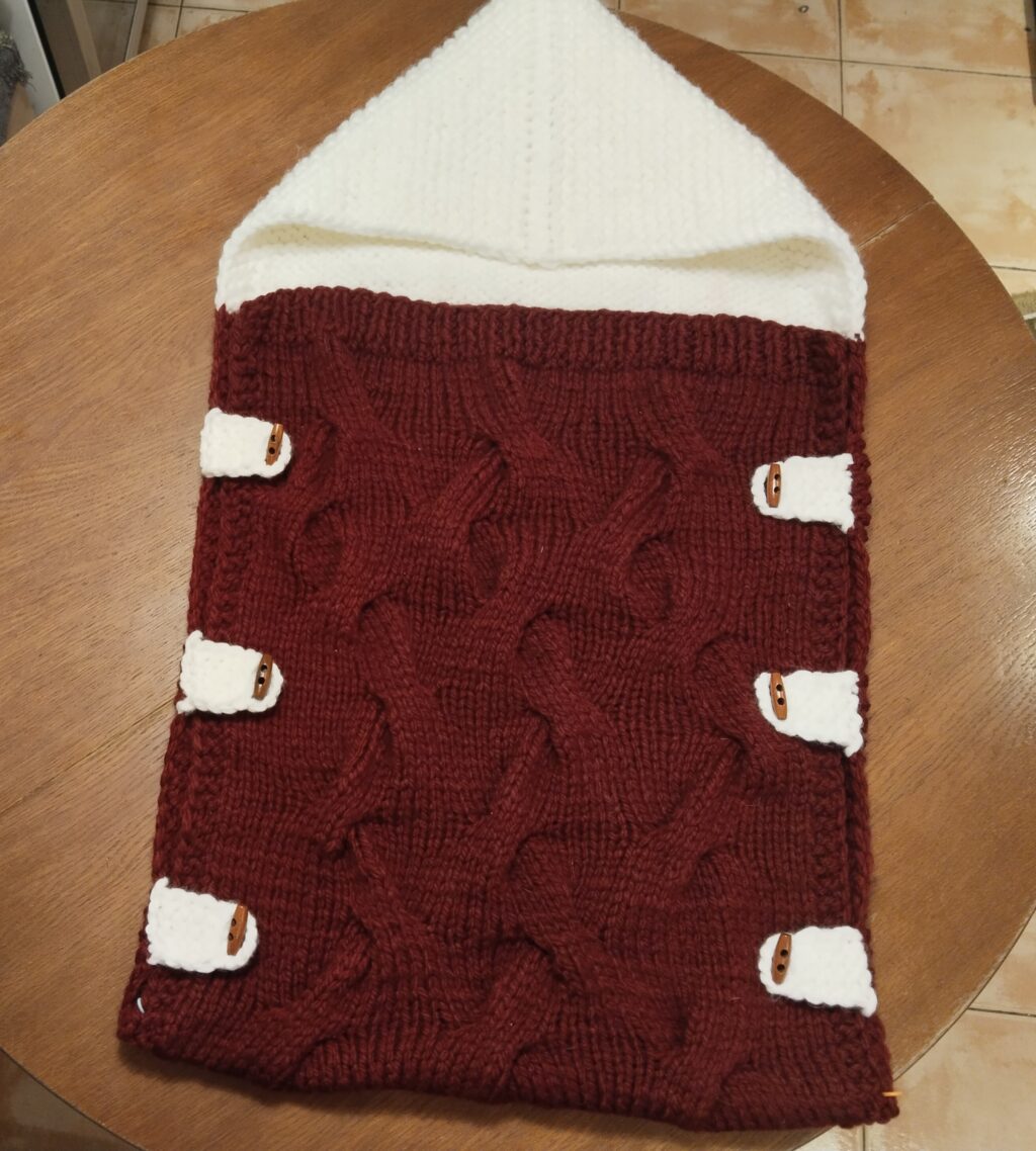 Вязаный конверт для новорожденного