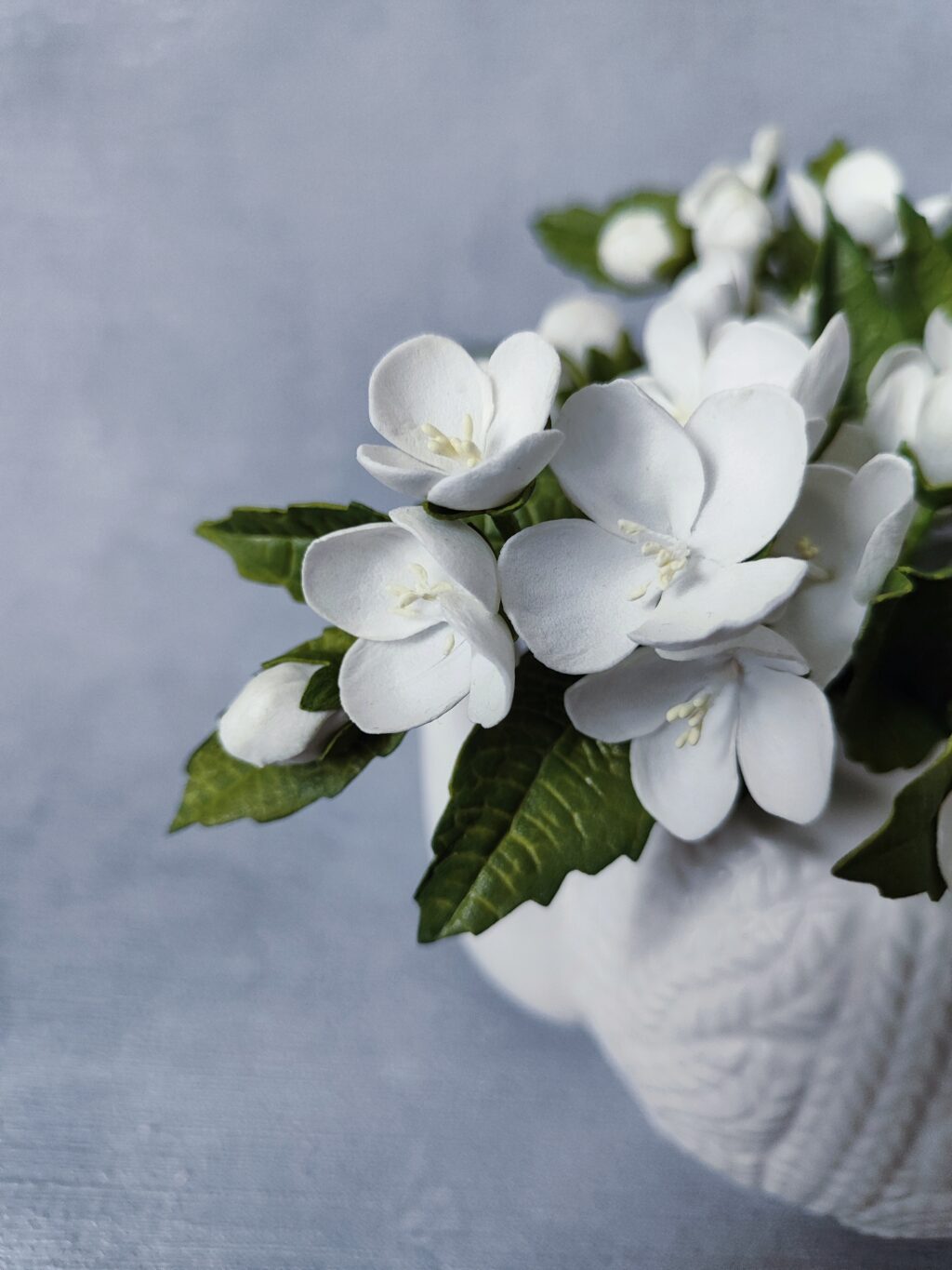 Цветочная композиция «Жасмин-поцелуй июня».