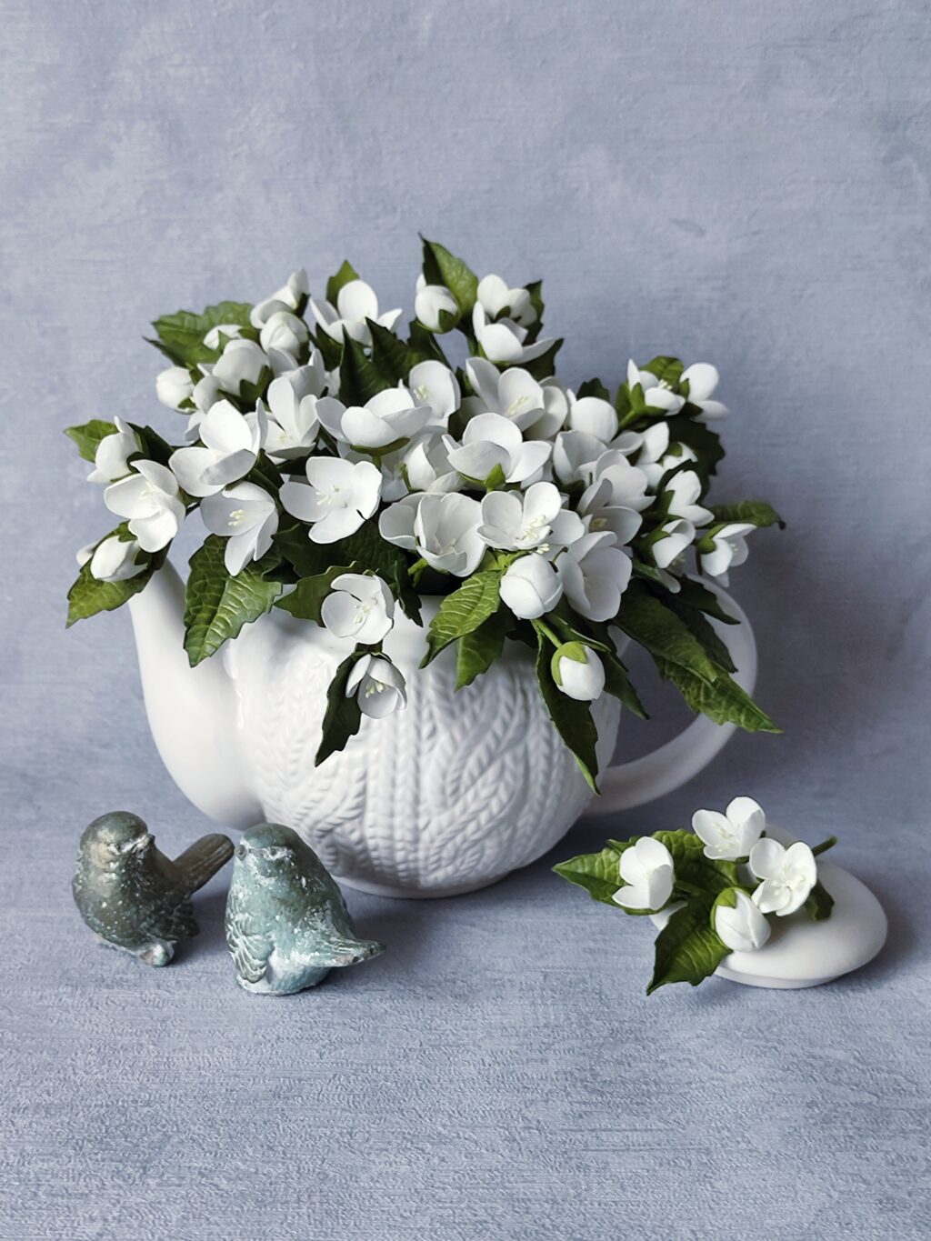 Цветочная композиция «Жасмин-поцелуй июня».