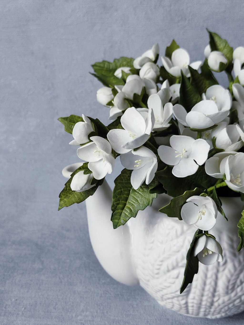 Цветочная композиция «Жасмин-поцелуй июня».