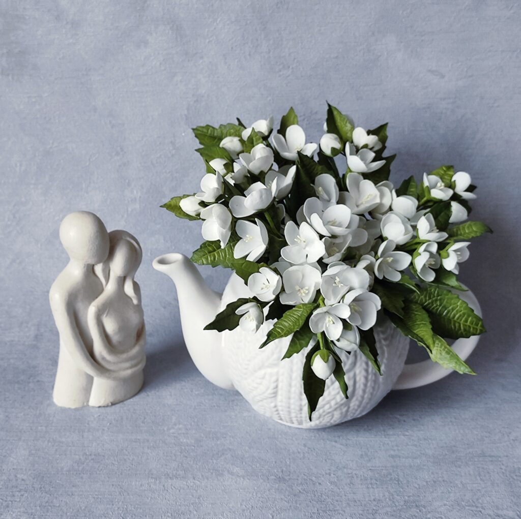 Цветочная композиция «Жасмин-поцелуй июня».