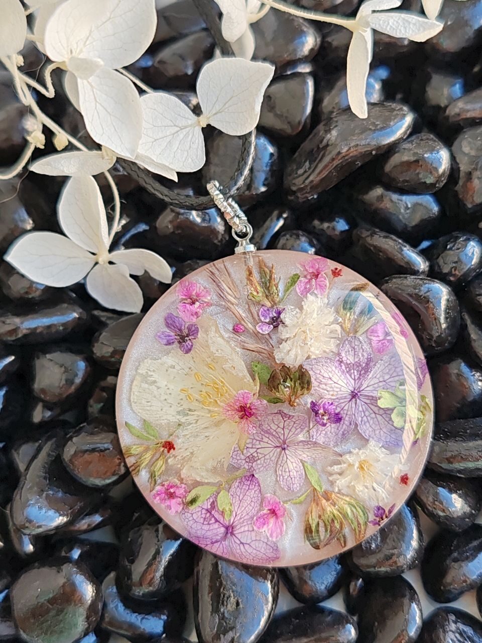 Кулон «Цветочное лето» из эпоксидной смолы и сухоцветов
