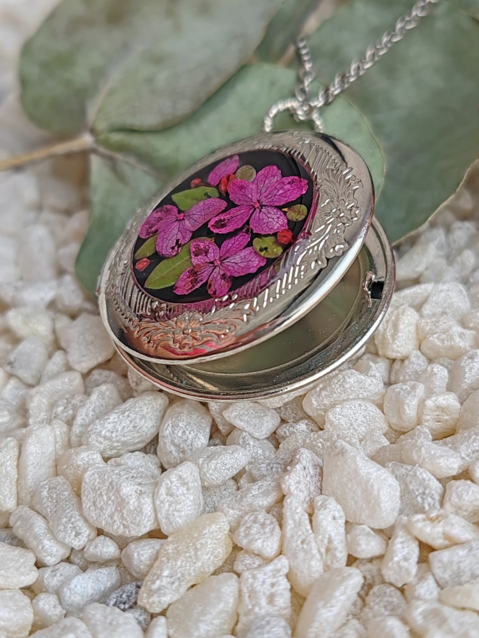 Кулон-медальон с Гортензией под вставку двух фотографий