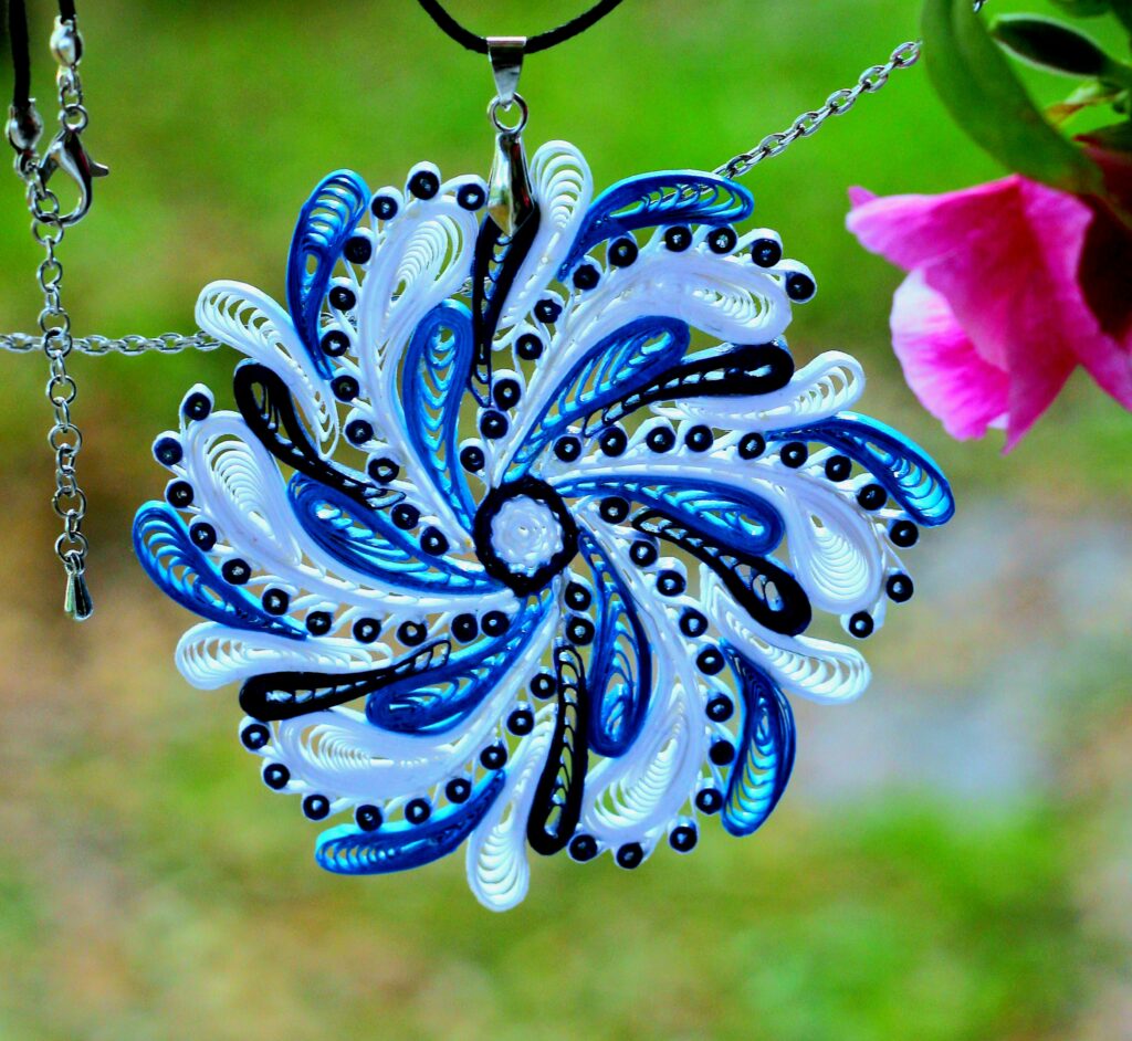 Ажурный кулон квиллинг.