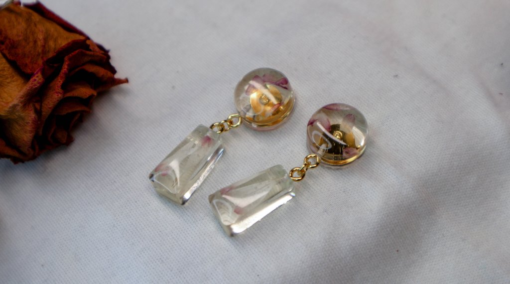 Серьги с розовыми лепестками