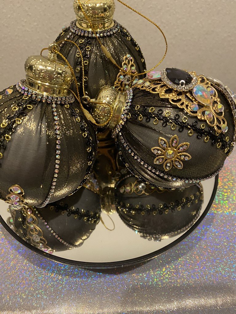 Шары для белоснежной елки