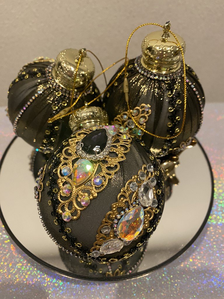 Шары для белоснежной елки