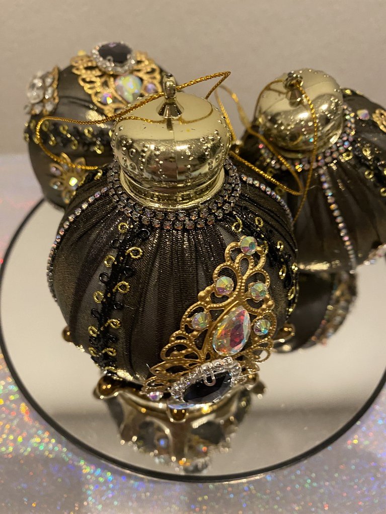 Шары для белоснежной елки