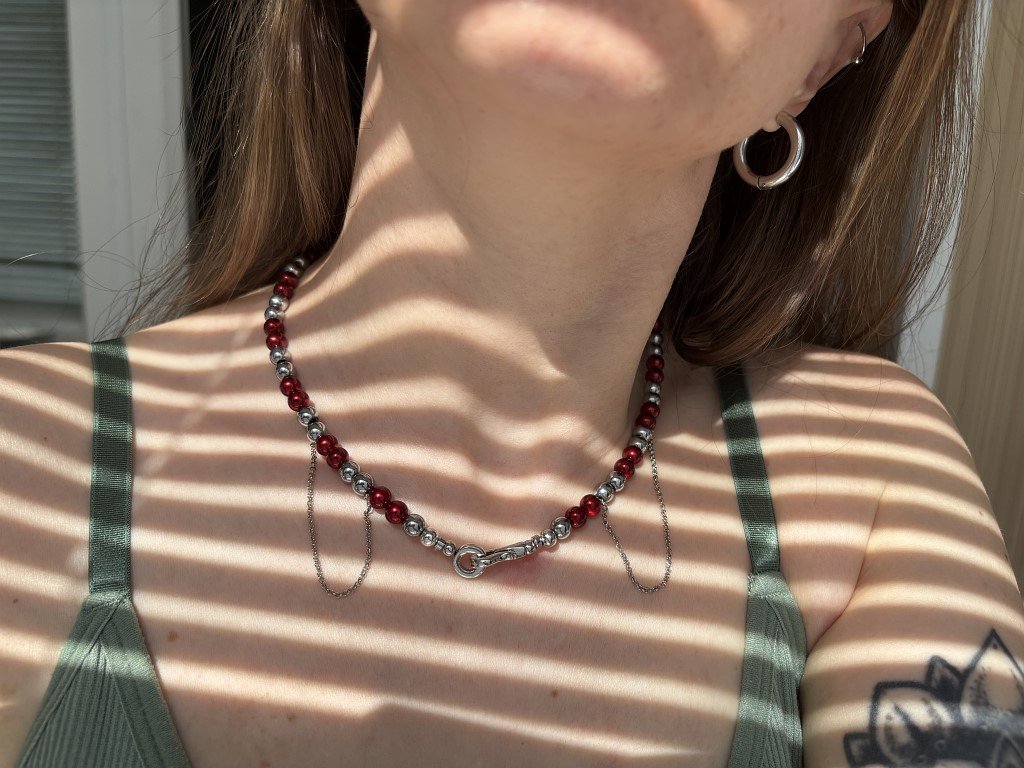 Чокер из красной майорки