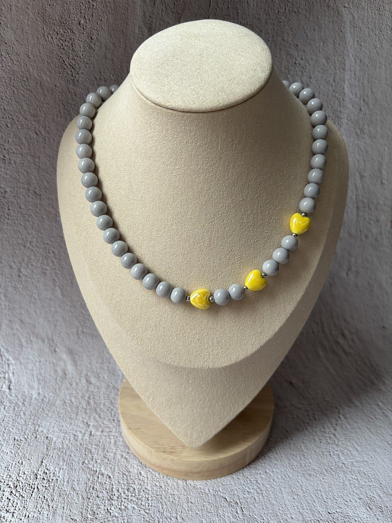 Чокер с серой майоркой