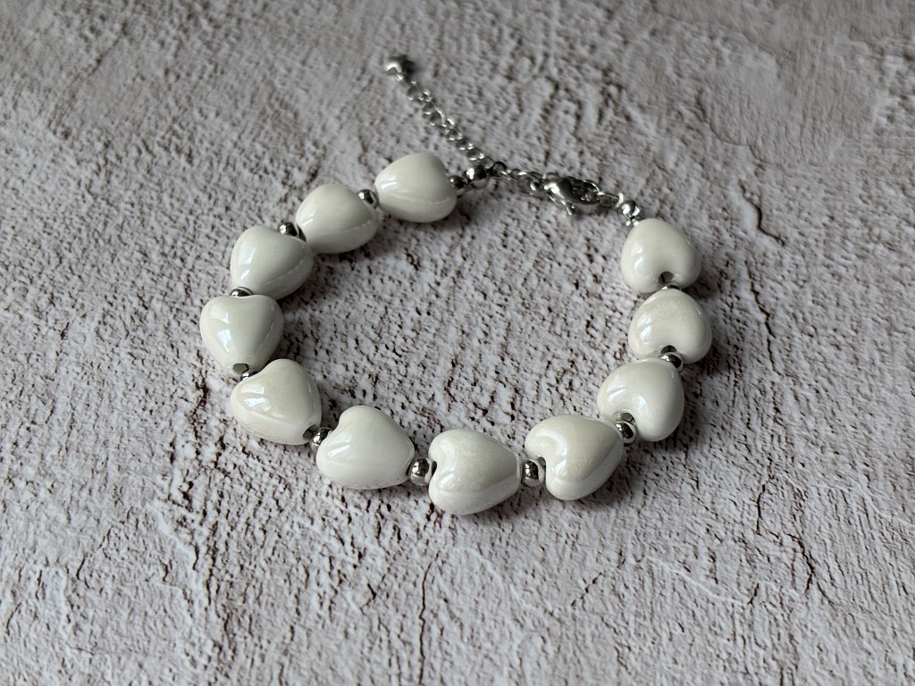 Браслет из керамических сердечек