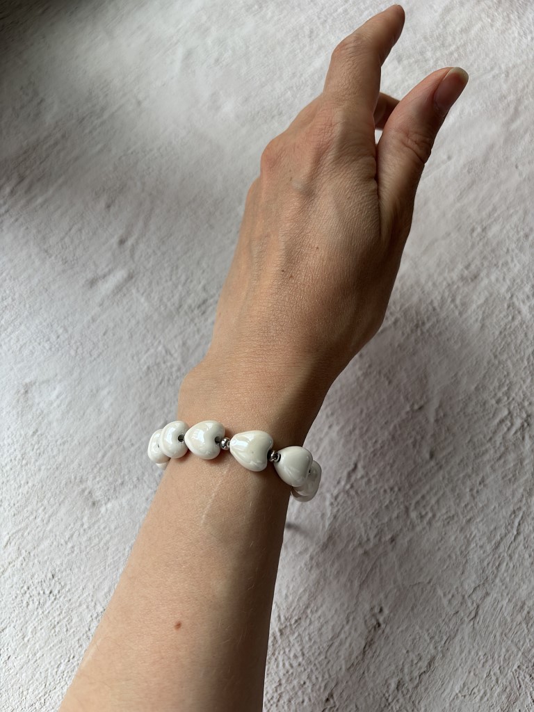 Браслет из керамических сердечек