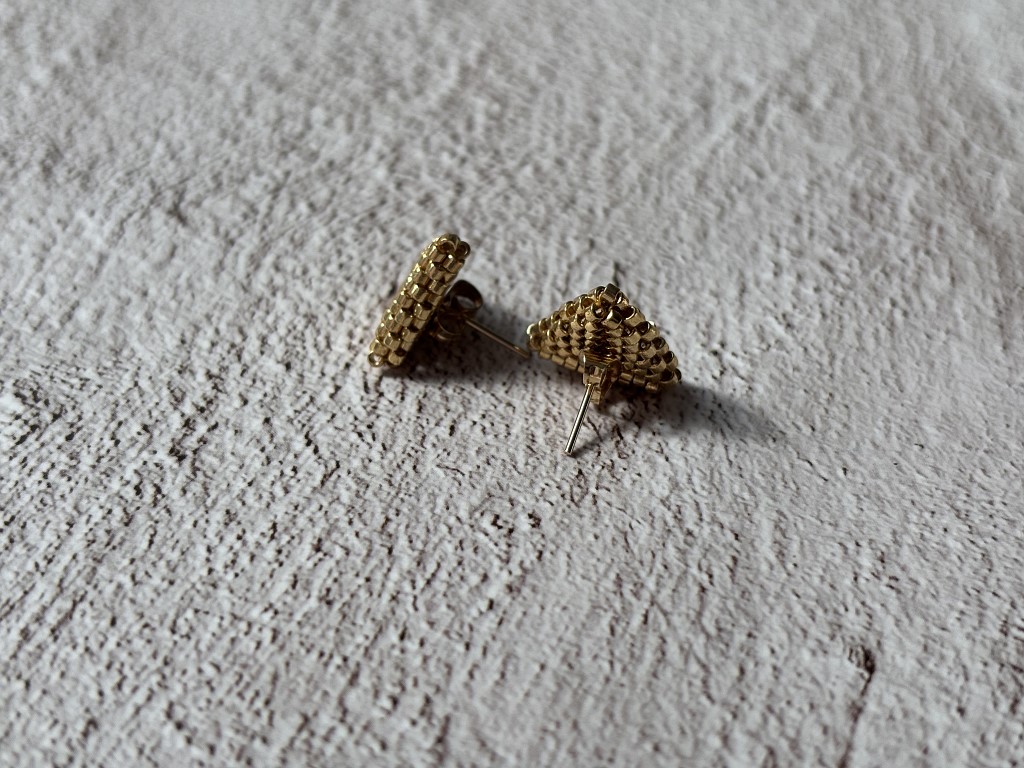 Серьги гвоздики из японского бисера