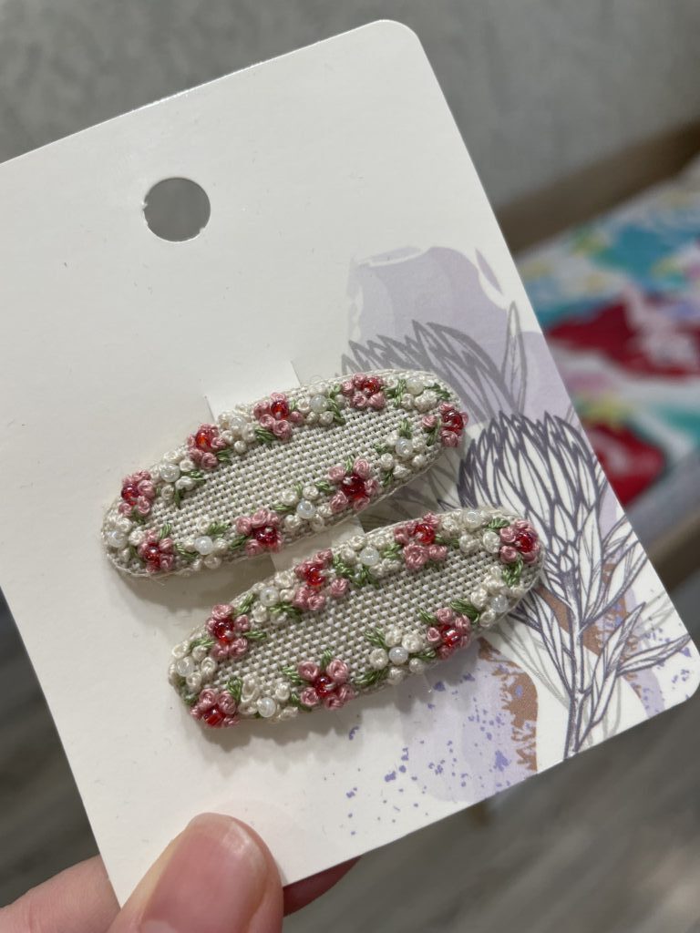 Заколочки клик — клак с вышивкой