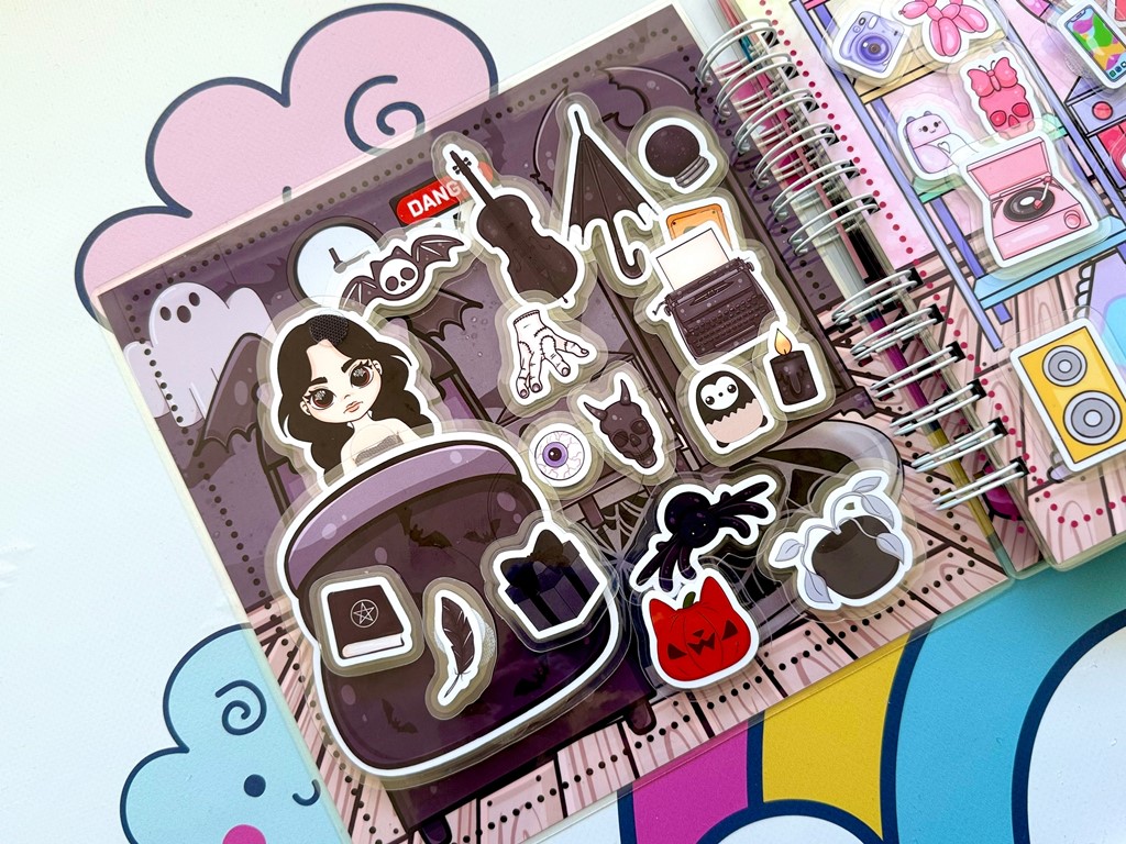 Альбом с играми на липучках Уэнсдэй и Энид