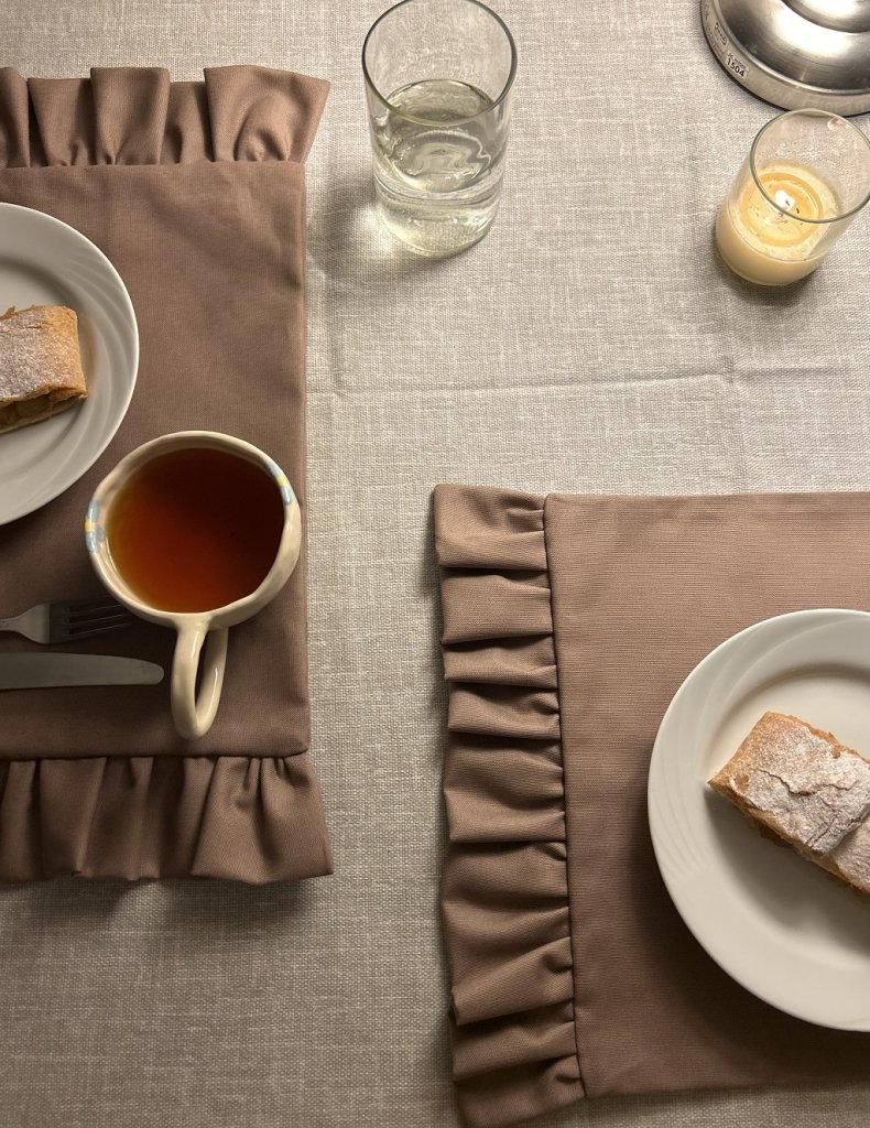Столовая салфетка с рюшами коричневая