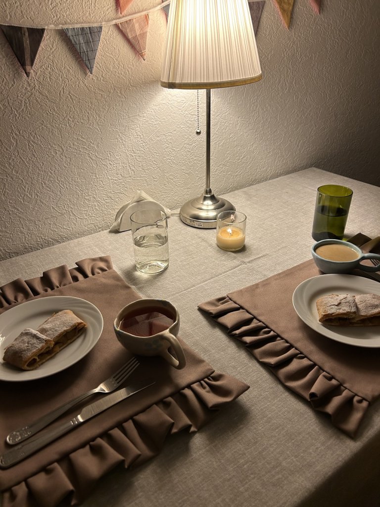 Столовая салфетка с рюшами коричневая