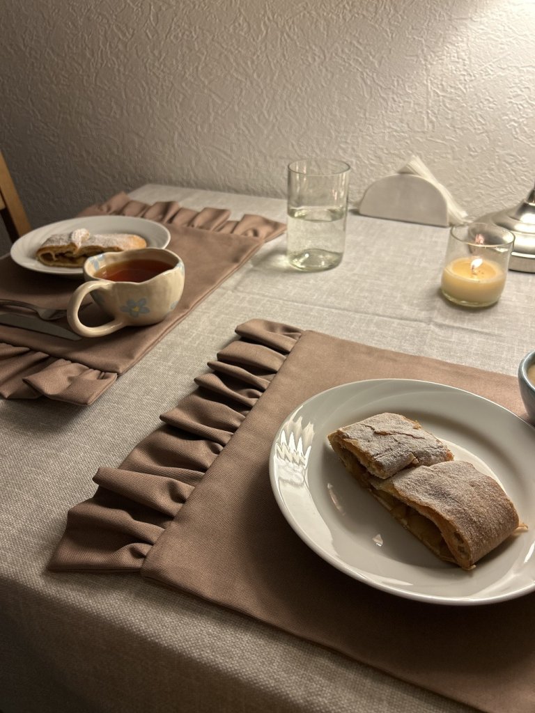 Столовая салфетка с рюшами коричневая