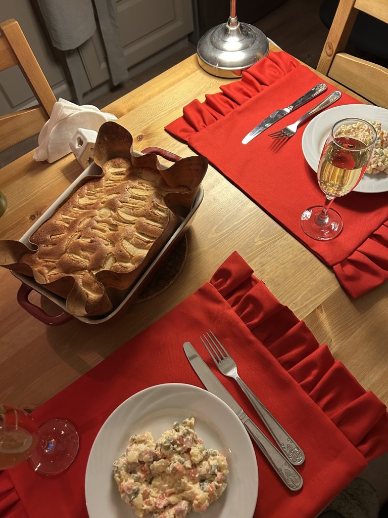 Столовая салфетка с рюшами красная