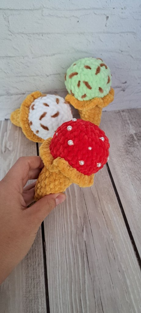 Вязаный брелок мороженое