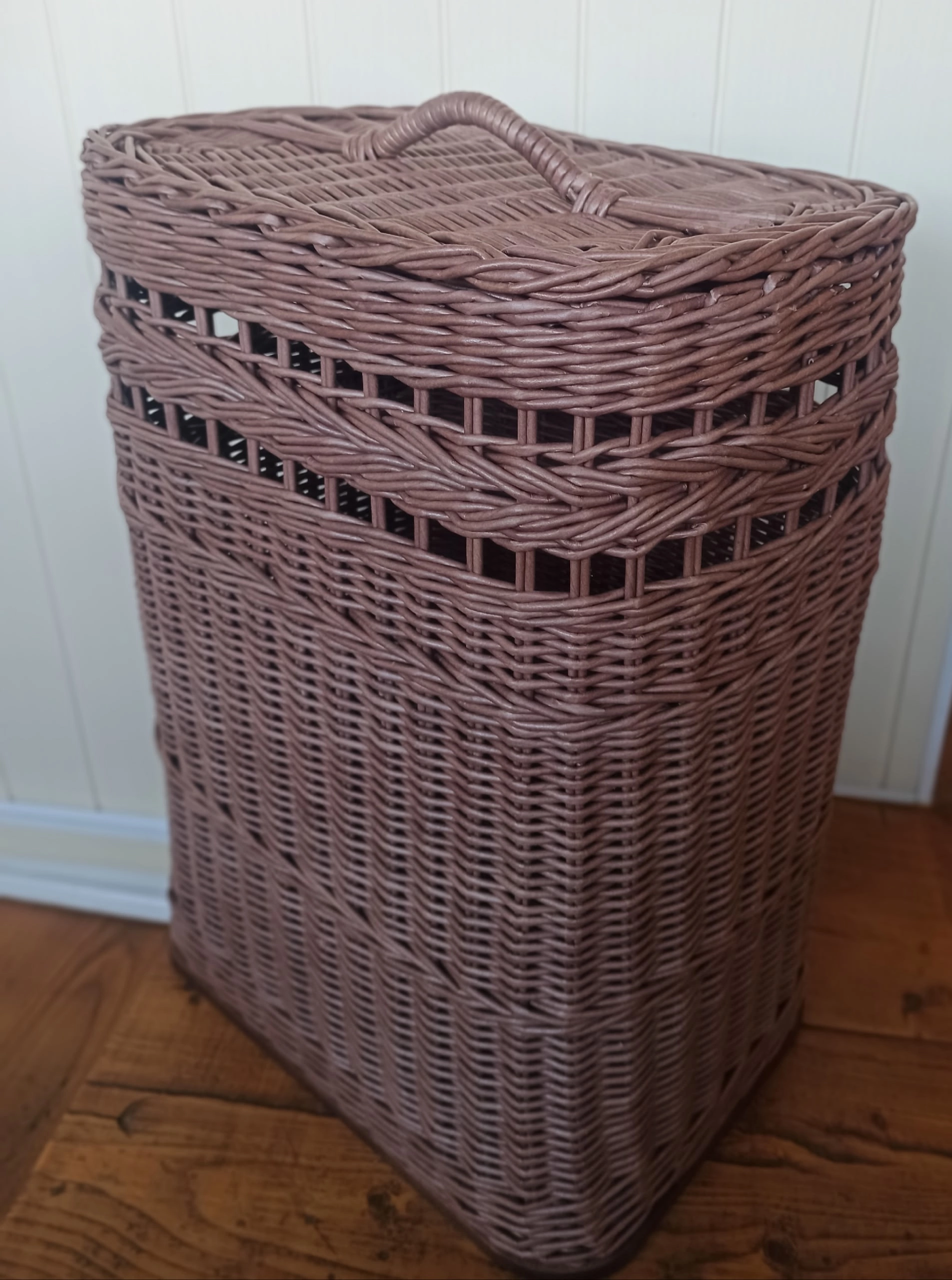 Плетеная бельевая корзина