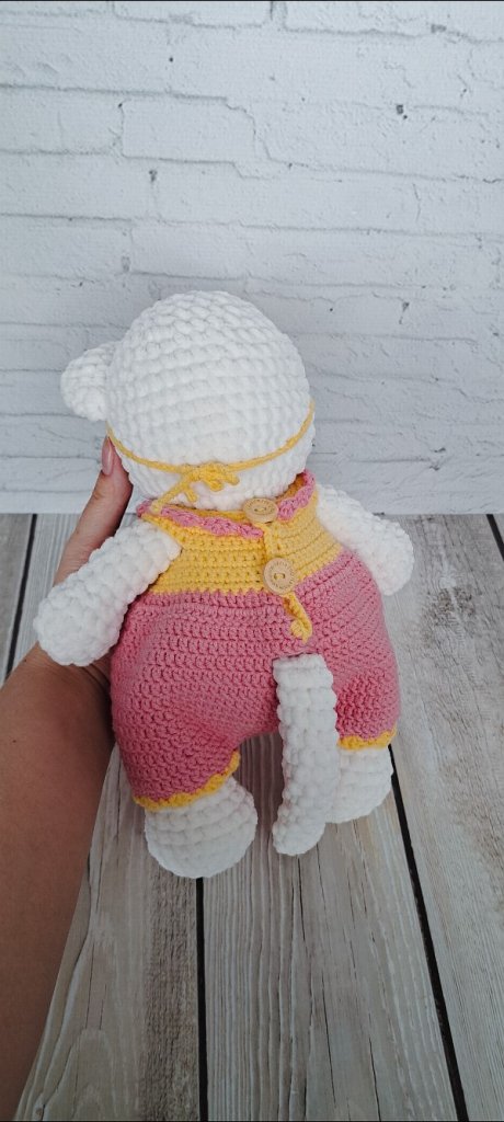 Вязаная киса в ярком костюмчике